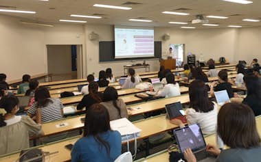 東京女子大ではライフステージの異なる3人の卒業生が登壇した