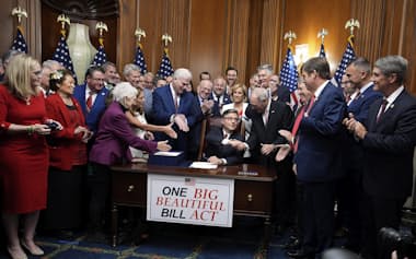 7月3日、米連邦議会議事堂でOBBB可決記念式典に臨むマイク・ジョンソン下院議長(中央)と共和党幹部たち=AP