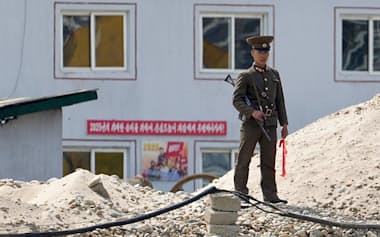 北朝鮮の兵士とみられる人物(6月上旬、中朝国境を流れる鴨緑江から撮影)
