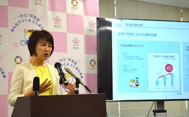 記者会見する豊島区の高際みゆき区長(8日、東京都豊島区)