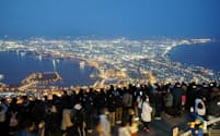 観光客でにぎわう函館山展望台(北海道函館市)