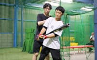 元千葉ロッテの速水氏㊧らプロ野球OBが子供たちを指導するバッティング専門塾「かっ飛 BASE ! BALL Academy」(愛知県一宮市)