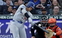 ジャイアンツ戦の3回、32号2ランを放つドジャース・大谷(11日、サンフランシスコ)=共同
