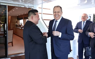 金正恩氏㊧と笑顔で握手を交わすラブロフ氏(12日、北朝鮮東部・元山)=ロシア外務省提供・ロイター