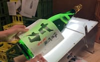 「七力」のラベルは手作業で貼る(青森県七戸町の盛田庄兵衛)
