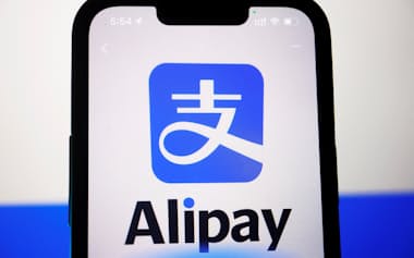 中国ではアリペイなどのオンライン融資事業者から借りて返済が滞ると、取り立て業者「催狗」の追求が厳しい=ロイター