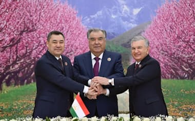 3月31日、3カ国国境の接点を定めた条約に署名した(㊧から)キルギス、タジキスタン、ウズベキスタンの大統領=ウズベキスタン大統領府提供