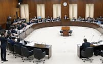 今国会初の討議を行った参院憲法審査会=4月