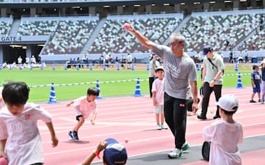 「JFAユニクロマルチスポーツキッズ」で子供たちに野球を指導をする五十嵐氏(東京・国立競技場)