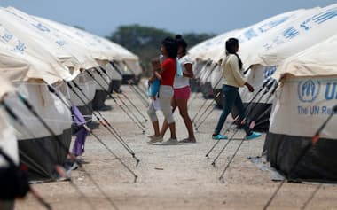 UNHCRがコロンビアに設置したキャンプで暮らすベネズエラ人たち=ロイター