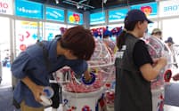 丸善ジュンク堂などが出した新店では、人気のくじ引き機を3台設置した(18日、大阪市此花区)