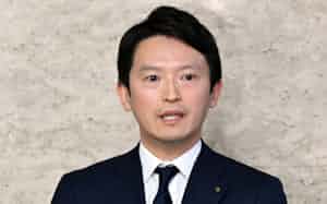 報道陣の質問に答える兵庫県の斎藤元彦知事(3月、神戸市) 報道陣の質問に答える兵庫県の斎藤元彦知事(3月、神戸市)