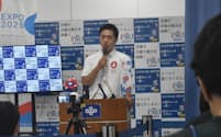 記者会見に臨む吉村知事(22日、大阪府庁)