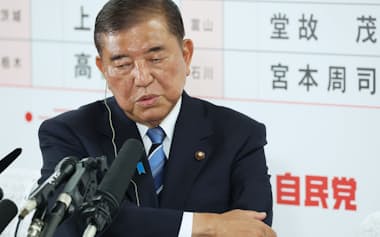 報道各社のインタビューに答える石破首相(20日、自民党本部)