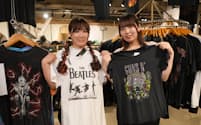 古着のロックバンドのTシャツを体に合わせる女性たち(古着屋JAM原宿店)