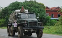26日、タイとの係争地にロケットランチャーを運ぶカンボジア軍=AP