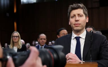 米上院公聴会で証言するオープンAIのサム・アルトマンCEO=ロイター