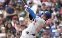 レッドソックス戦の3回、中前打を放つドジャース・大谷(27日、ボストン)=共同