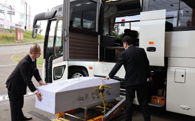 めもるホールディングスは「旅葬」用にマイクロバスを改造し、ひつぎを積み込めるようにした(北海道恵庭市)