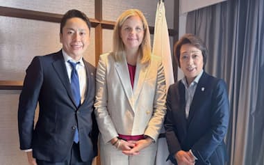IOCのコベントリー会長㊥と初会談したJOCの橋本聖子会長㊨。左は太田雄貴専務理事(28日、シンガポール)=JOC提供・共同