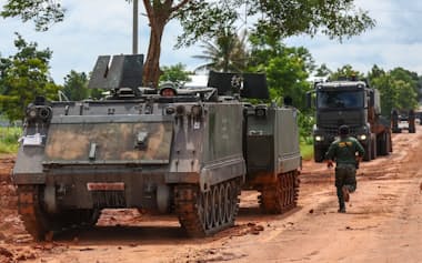 タイとカンボジアの国境近くに配備された装甲車(29日、タイ東北部シーサケート県)=ロイター