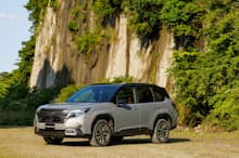 Subaru Forester S:HEV(カッコ内はSPORT) 全長×全幅×全高:4655×1830×1730mm ホイールベース:2670mm 車重:1730kg〜 2498cc水平対向4気筒ハイブリッド(1640kg 1795cc直列4気筒ターボ) 全輪駆動 最高出力:118kW(130kW)+モーター88kW(なし) 最大トルク:209Nm(300Nm)+モーター270Nm(なし) 燃費:18.4km/L(13.6km/L)(ともにWLTC) 乗車定員:5名 価格:448万8000円(408万8000円)