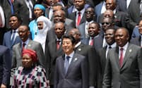 第6回アフリカ開発会議(TICAD)で各国大統領らと記念写真に納まる安倍首相。安倍首相の右はケニアのケニヤッタ大統領、左はアフリカ連合委員会(AUC)のズマ委員長(2016年8月、ナイロビ)