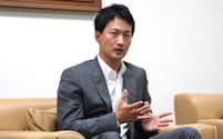 取材に答えるそごう・西武の劉勁代表取締役(7月、東京都豊島区)
