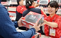 任天堂のゲーム機「Nintendo Switch 2(ニンテンドースイッチ・ツー)」が発売され、家電量販店の店頭で受け取る購入客(5日、大阪市浪速区)