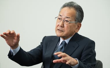 1953年愛媛県生まれ。東大法卒、警察庁へ。北海道警本部長や生活安全局長などを歴任し、2011年警視総監。14年から4年間、駐ミャンマー日本大使を務めた。全国万引犯罪防止機構理事長。趣味はランニング。