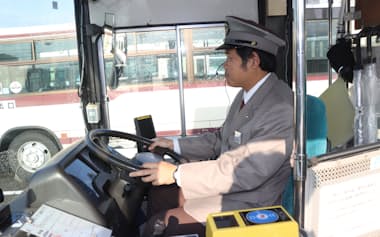 福井県では3月から県職員が兼業で路線バスを運転している(福井市)