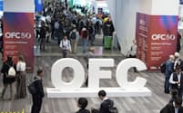 OFC2025は展示会と論文発表のブースに分かれる。展示会は光電融合関連の内容が目立った(写真:日経クロステック)