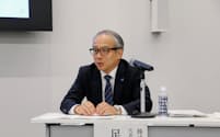 記者会見する堀場製作所の足立社長(7日、京都市)