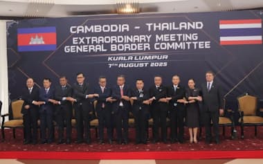 マレーシアでカンボジアのティア・セイハ副首相兼国防相(左から5人目)とタイのナタポン国防相代行(右から5人目)が会談した(7日、クアラルンプール)