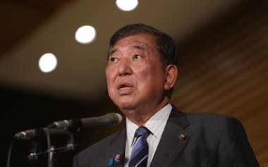 米トランプ政権による相互関税の発動を巡り、記者団の取材に応じる石破首相(7日、首相官邸)