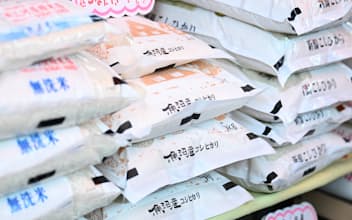 精米店に並ぶコメ