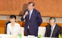 自民党両院議員総会であいさつする石破首相(8日、党本部)