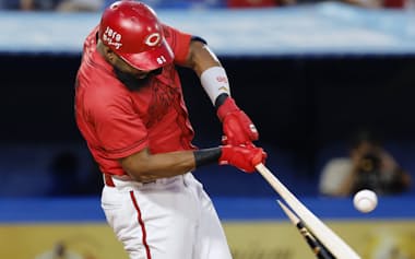 3回広島1死一、二塁、ファビアンがバットを折られながら中前に適時打を放つ=神宮