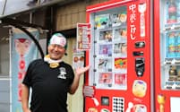 西村さんは地元の「中ノ沢こけし」の自販機を設置した(10日、福島県猪苗代町)