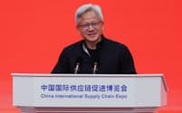 中国で展示会に出席したエヌビディアのジェンスン・ファンCEO(7月、北京市)=ロイター