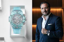 ウブロ最高経営責任者(CEO)のジュリアン・トルナーレさん(右)と「ビッグ・バン ウニコ ウォーターブルーサファイア」(1884万3000円)、世界限定50本