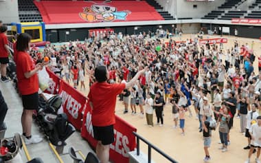 ホームタウン移転先の福島県郡山市でデンソーが開いたファン向けのイベントには約1000人が集まった(8月13日)