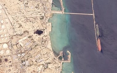 カーグ周辺の衛星画像には2隻の大型船が写る(2025年6月24日撮影)=米Planet Labs PBC