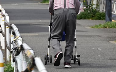 家族の代わりに高齢者を支える民間サービスの発展が期待されている