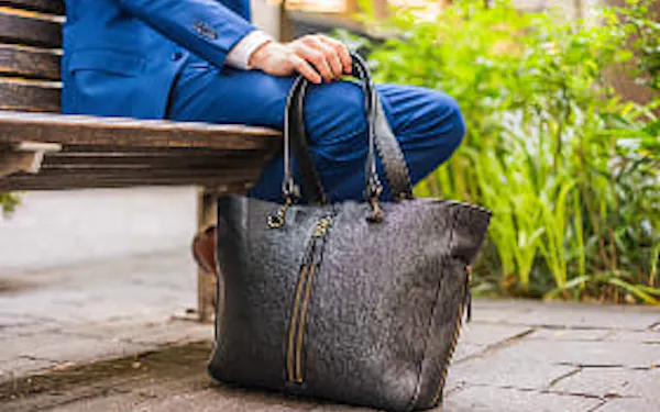 武骨で上質な3WAY本革バッグ