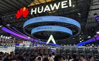 ファーウェイは自社開発したAI半導体などの技術を展示した(7月、上海市)