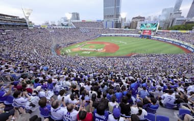 夏の暑さとの闘いもプロ野球選手にとって大きなテーマだ(7月24日のオールスター第2戦に詰めかけた観客で満員になった横浜スタジアム)=共同