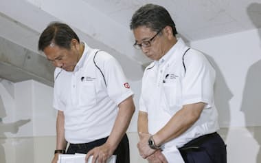 全国高校野球選手権大会の大会運営について謝罪する日本高野連の宝馨会長㊧ら(10日、兵庫県西宮市)=共同