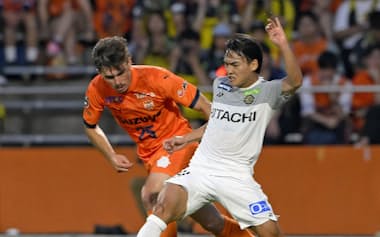 スロバキアリーグのチームから清水に加入したDFマテウス・ブルネッティ㊧=共同