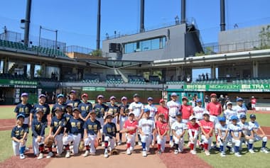 事業の一環として能登半島地震で被災した石川県選抜チームなどとの交流戦に地元の子どもを派遣した(8月19日、東京都稲城市)